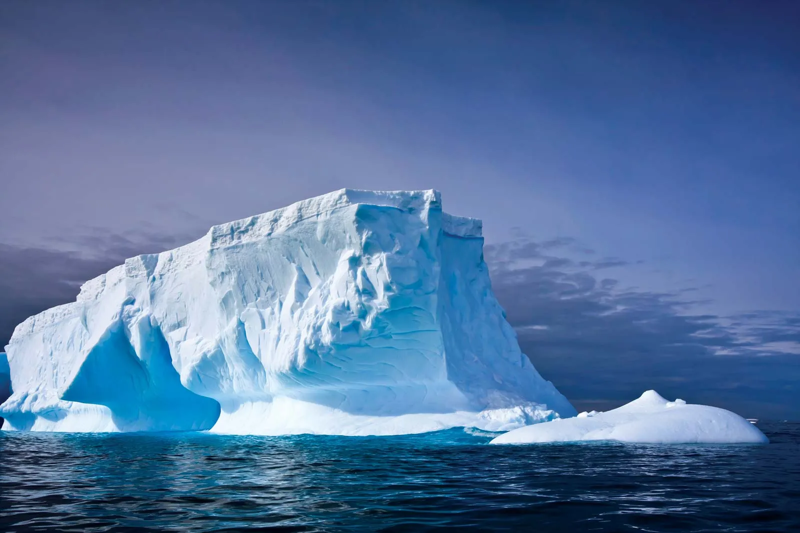 You are currently viewing Antarctic Icebergs: Guardians of Earth’s Freshwater Reserves