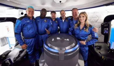 Blue Origin Launches 6 Tourists to Edge of Space in Successful NS-33 Mission