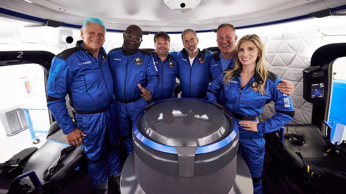 Blue Origin Launches 6 Tourists to Edge of Space in Successful NS-33 Mission