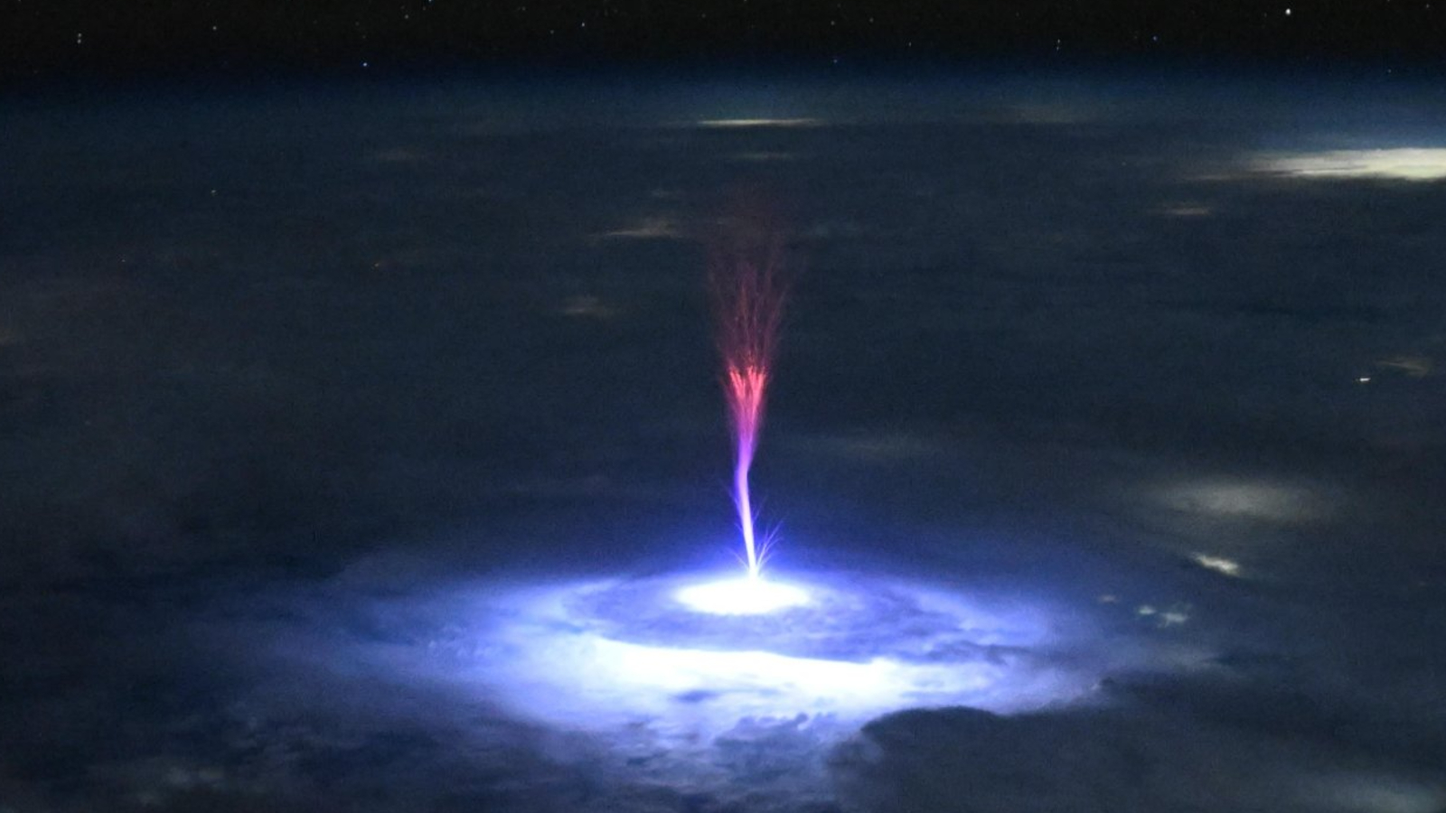 Astronaut Captures Elusive “Sprite”: A Cosmic Flash Above the Storms
