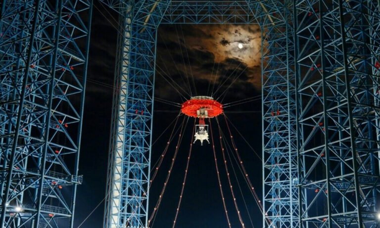 China Successfully Tests Manned Lunar Lander for 2030 Moon Mission ...