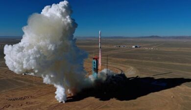 A Giant Leap and a Sudden Fall: China’s Reusable Rocket Succeeds, Then Fails