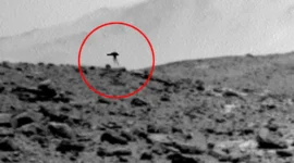 NASA’s Curiosity Rover Photographs Strange ‘Legged Object’ on Mars, Igniting UFO Theories