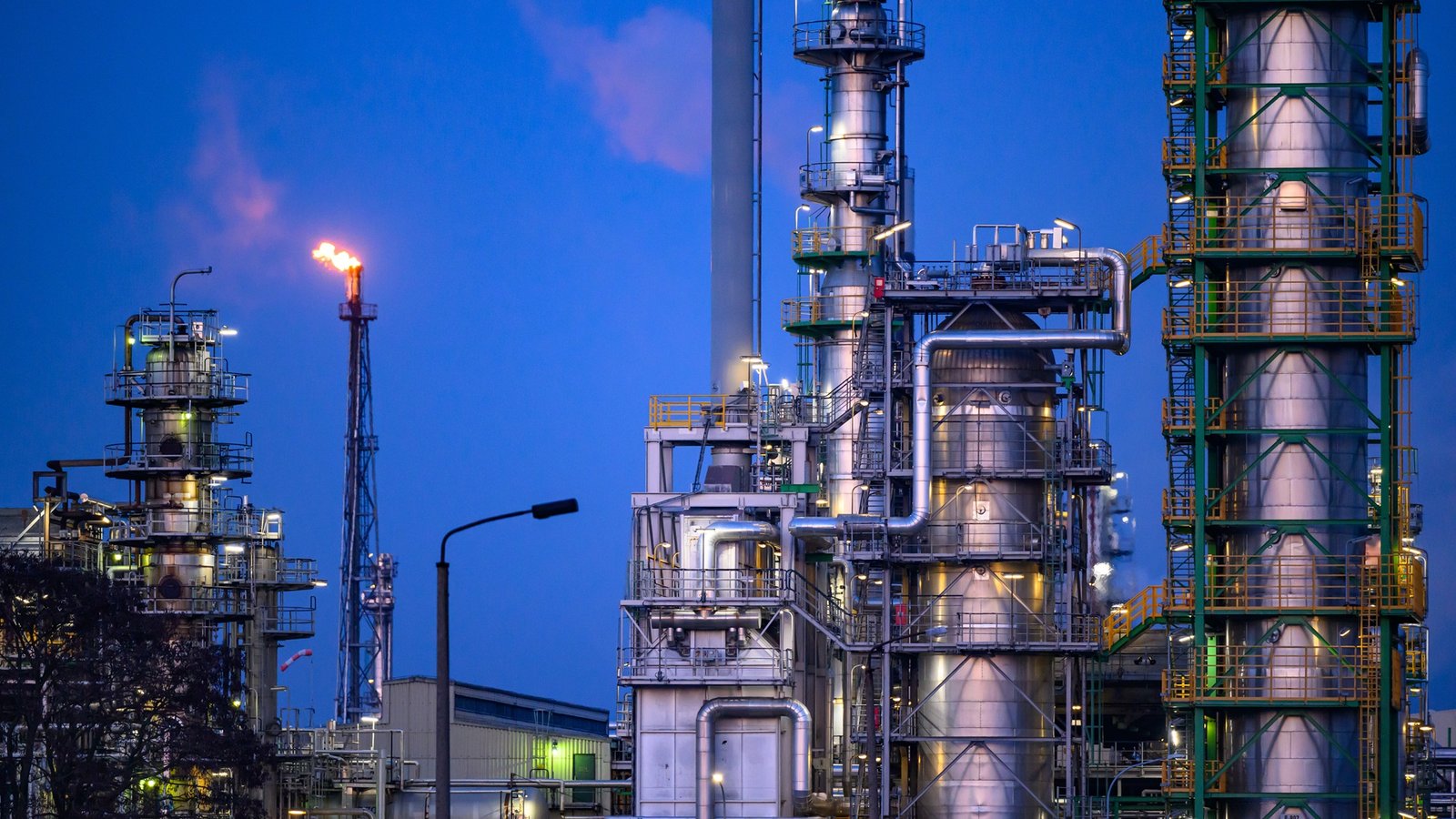 The End of Boiling Crude? China’s 91% Energy Breakthrough in Oil Refining